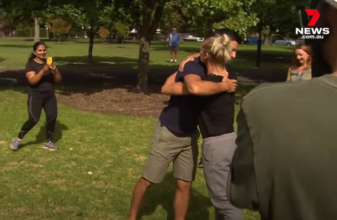 novak djokovic australija izasao karantin izolacija setnja park meditacija grli plavusa foto