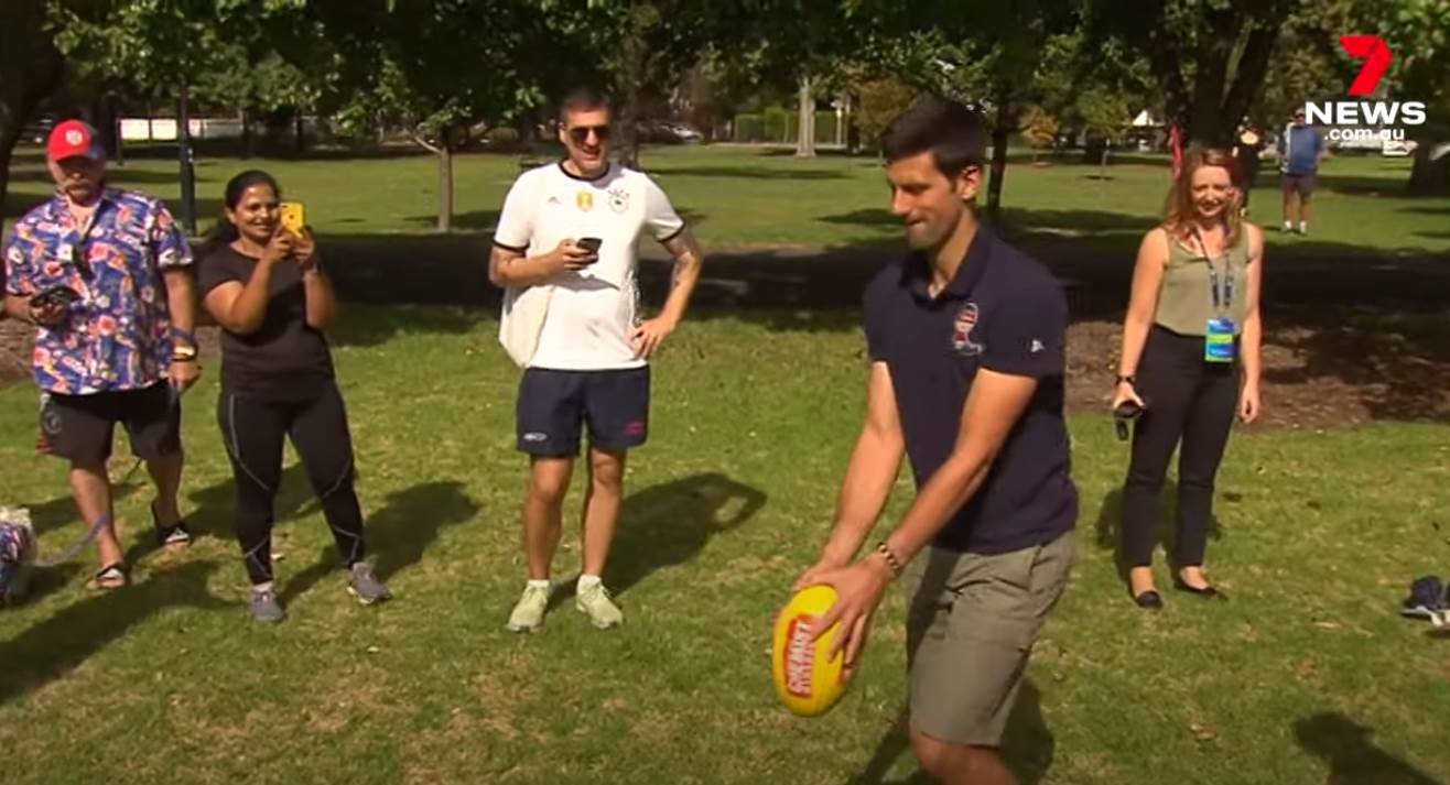 novak djokovic australija izasao karantin izolacija setnja park meditacija grli plavusa foto
