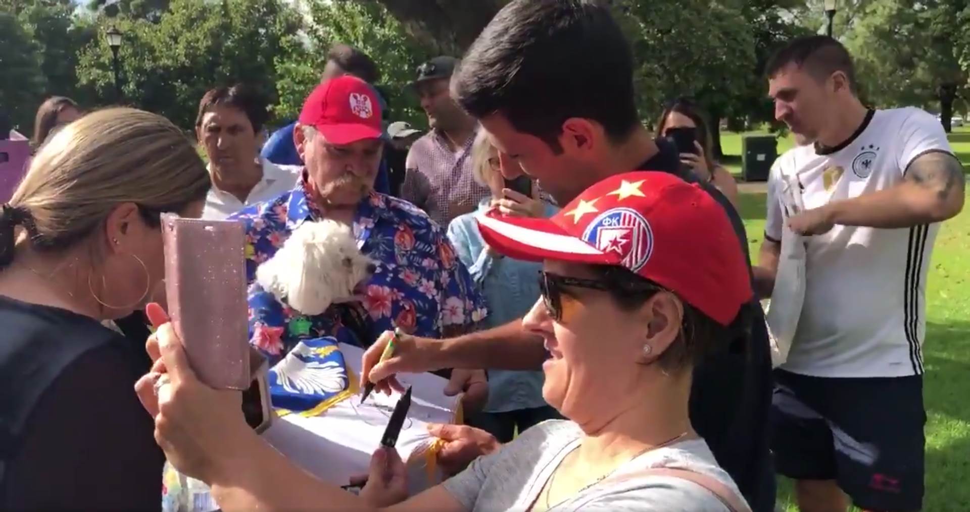 novak djokovic australija izasao karantin izolacija setnja park meditacija grli plavusa foto