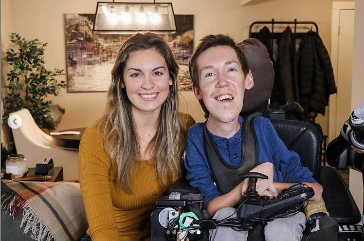 muskarac sa invaliditetom u vezi sa zdravom devojkom