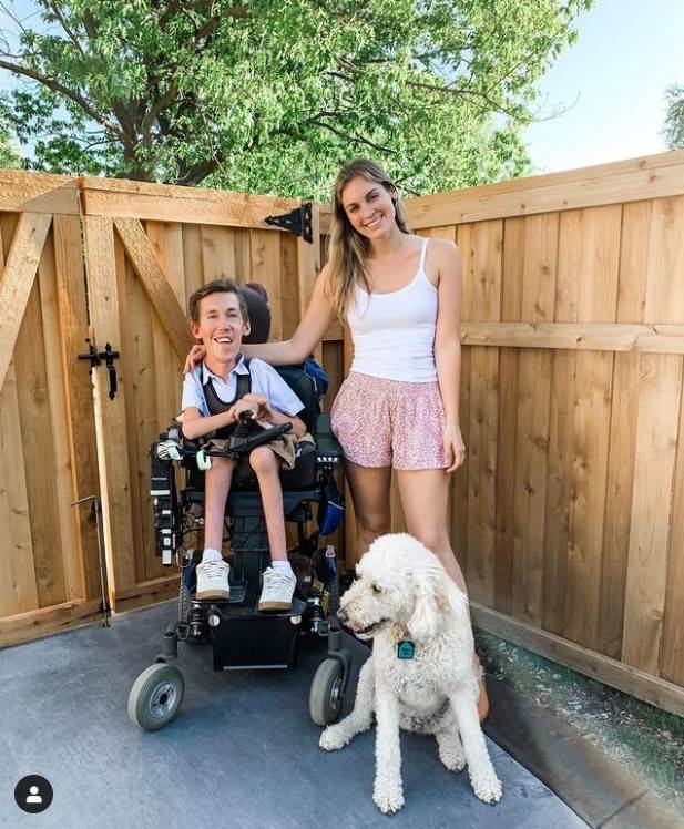 muskarac sa invaliditetom u vezi sa zdravom devojkom