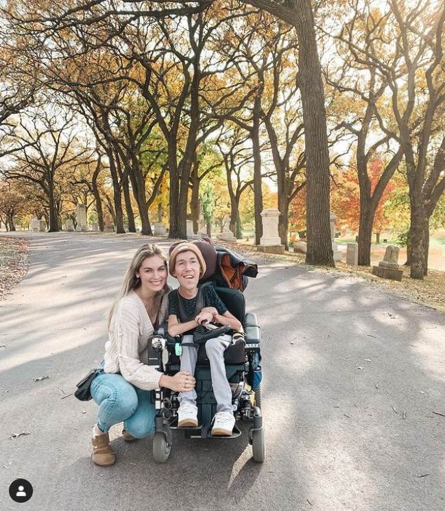 muskarac sa invaliditetom u vezi sa zdravom devojkom