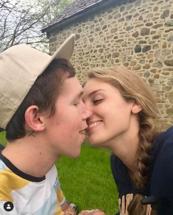 muskarac sa invaliditetom u vezi sa zdravom devojkom