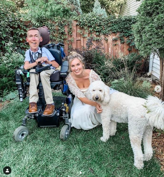 muskarac sa invaliditetom u vezi sa zdravom devojkom