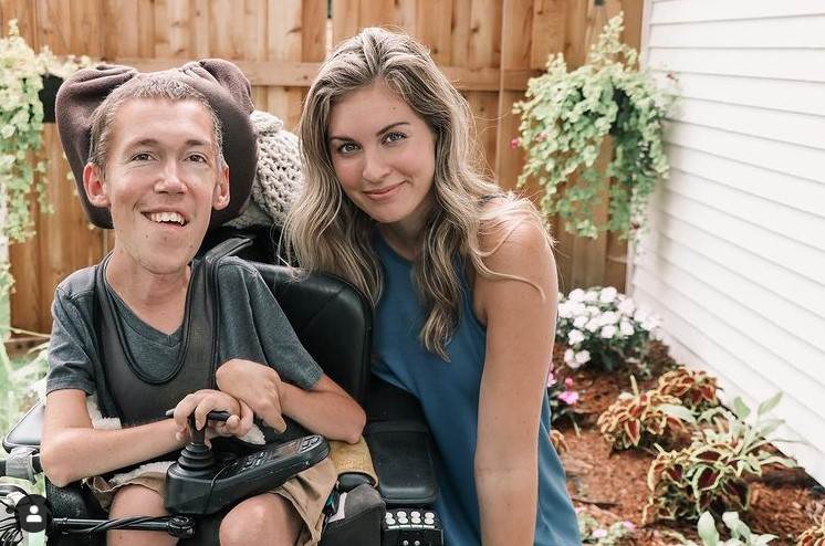 muskarac sa invaliditetom u vezi sa zdravom devojkom