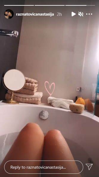 anastasija raznatovic u kadi snimak drustvene mreze