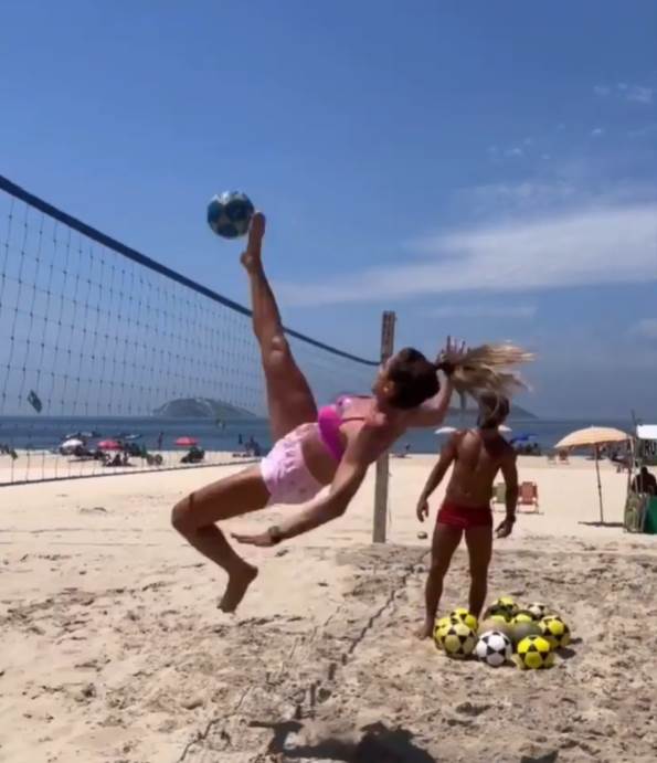 Nejmar i Natalija Gilter igraju futvolej