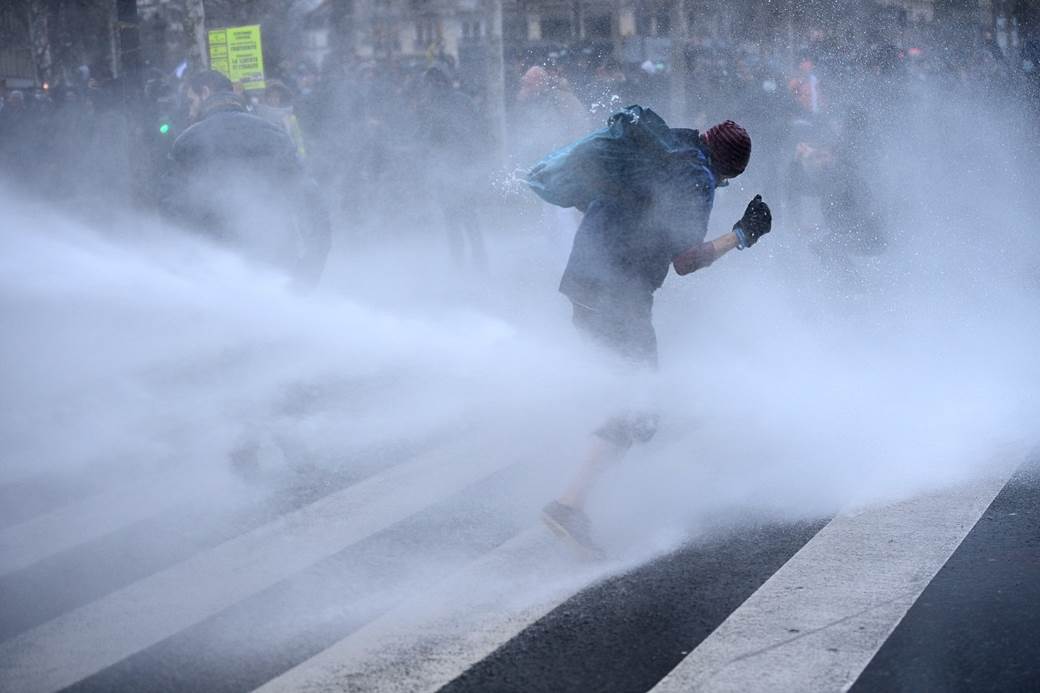 francuska pariz protesti demostracije zakon o bezbednosti policija vodeni topovi