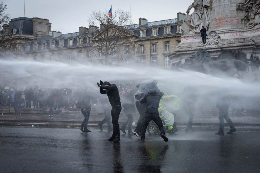 francuska pariz protesti demostracije zakon o bezbednosti policija vodeni topovi