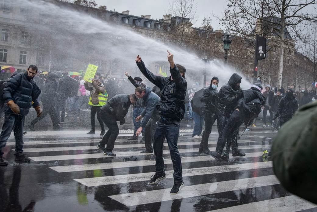 francuska pariz protesti demostracije zakon o bezbednosti policija vodeni topovi