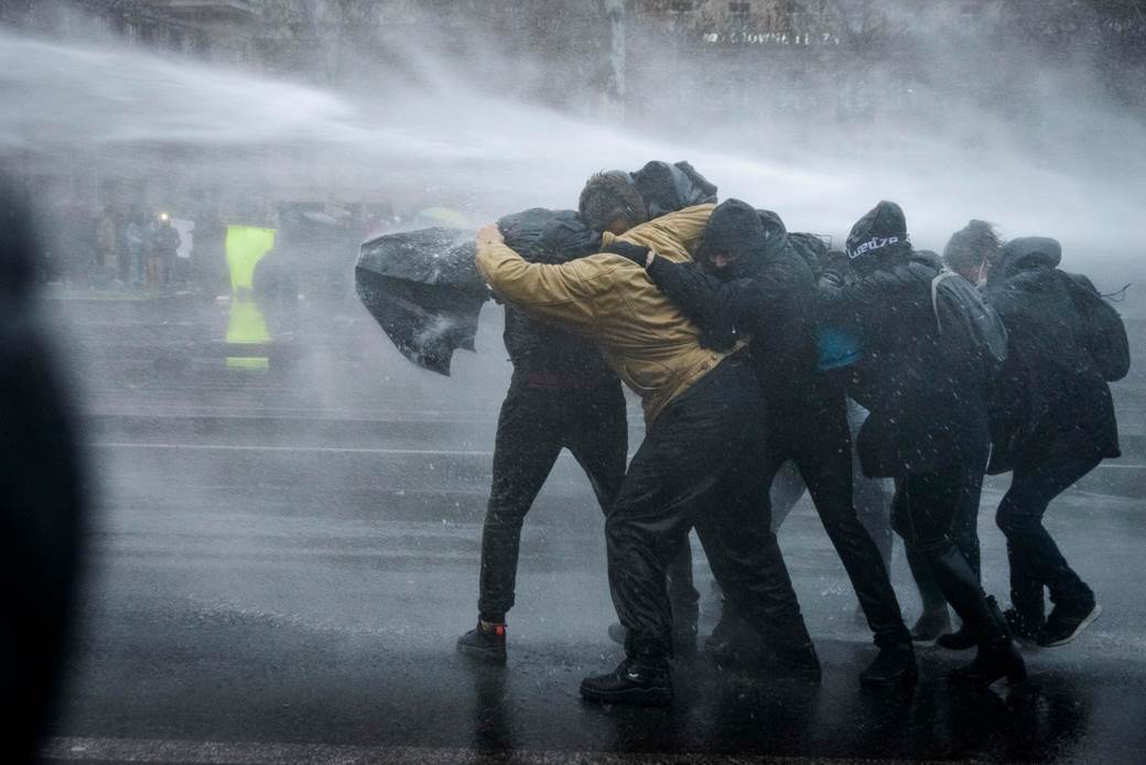 francuska pariz protesti demostracije zakon o bezbednosti policija vodeni topovi