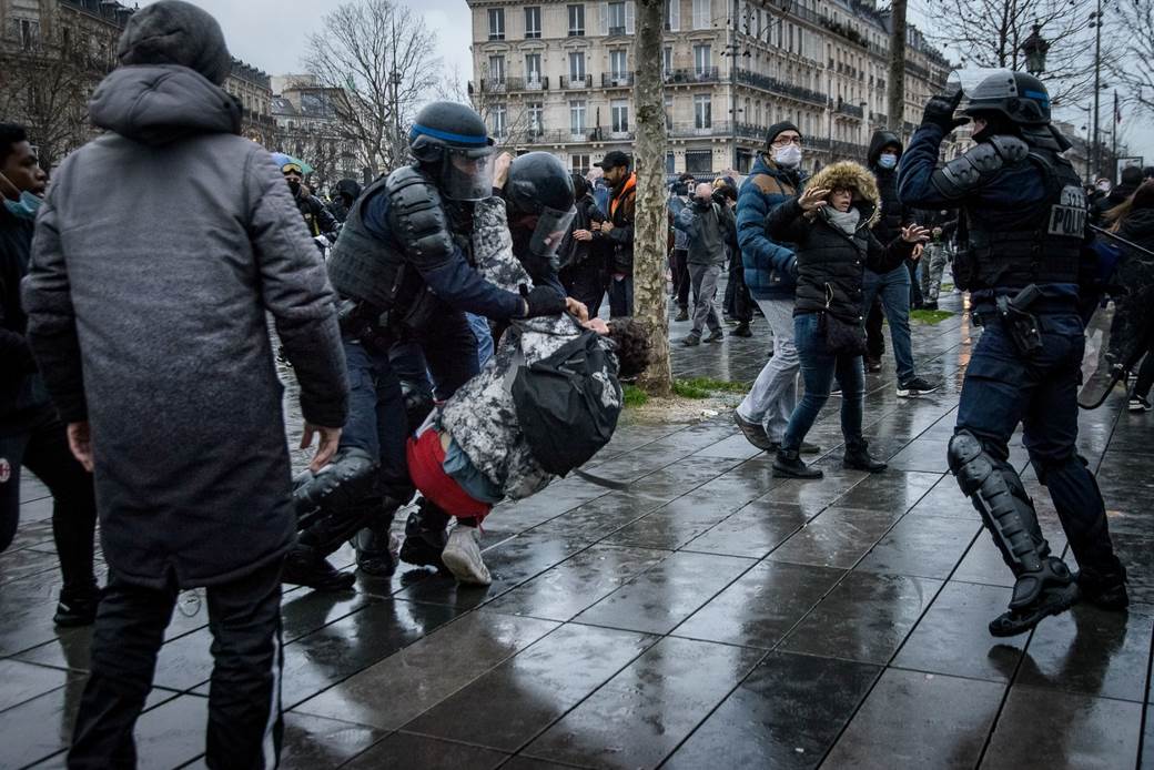 francuska pariz protesti demostracije zakon o bezbednosti policija vodeni topovi