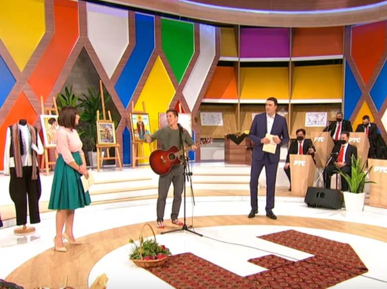 bora eskic sarenica pevao u carapama