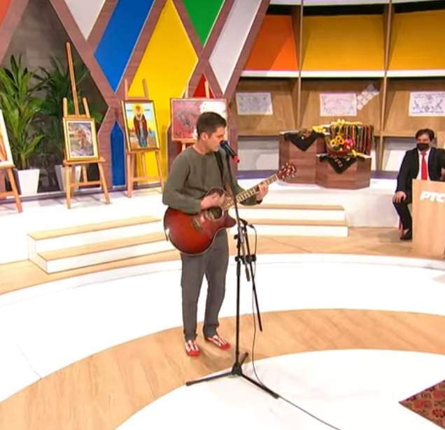 bora eskic sarenica pevao u carapama