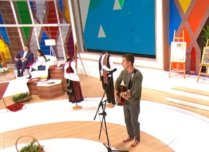 bora eskic sarenica pevao u carapama