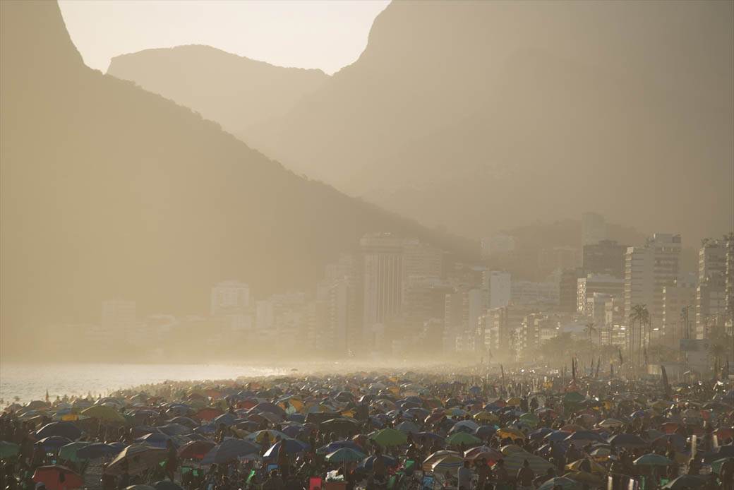 brazil rio de zaneiro plaze korona virus mere zatvaranje bolsonaro