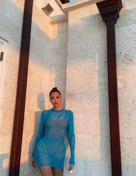 kloi kortni sestre kardasijan u bikiniju seksi telo stomak