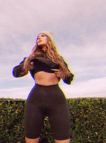 kloi kortni sestre kardasijan u bikiniju seksi telo stomak