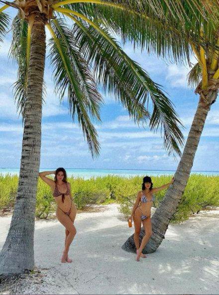 kloi kortni sestre kardasijan u bikiniju seksi telo stomak