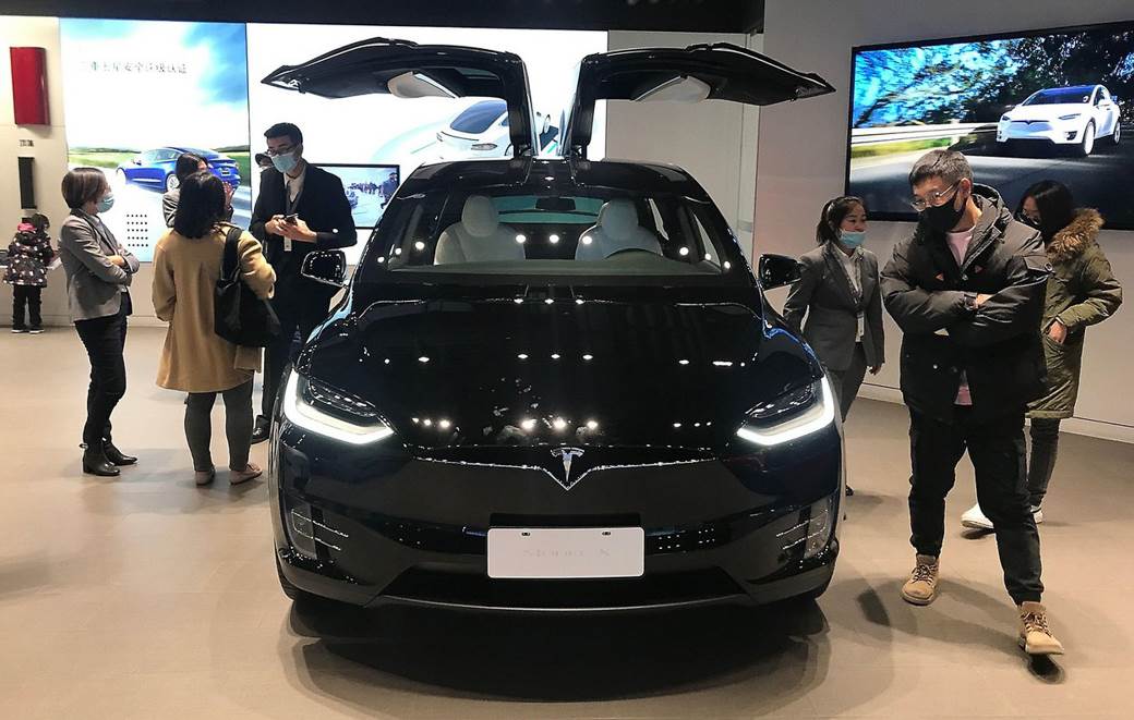 novak djokovic automobil tesla x fotografije