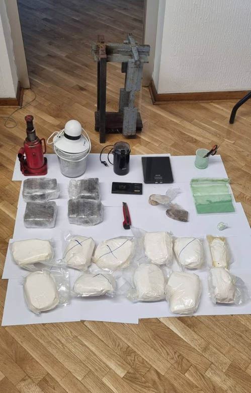 kotez potraga za muskarcem policija u stanu pronasla drogu i oruzje