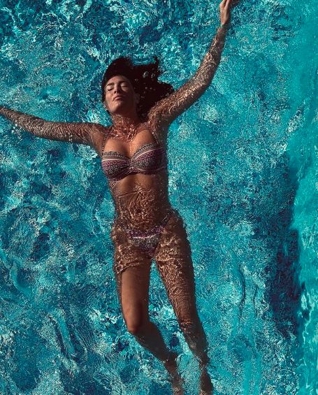 Senida gole grudi prekrila stikerima