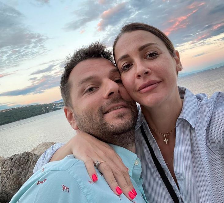 Marijana Mićić pokazala prsten na ruci