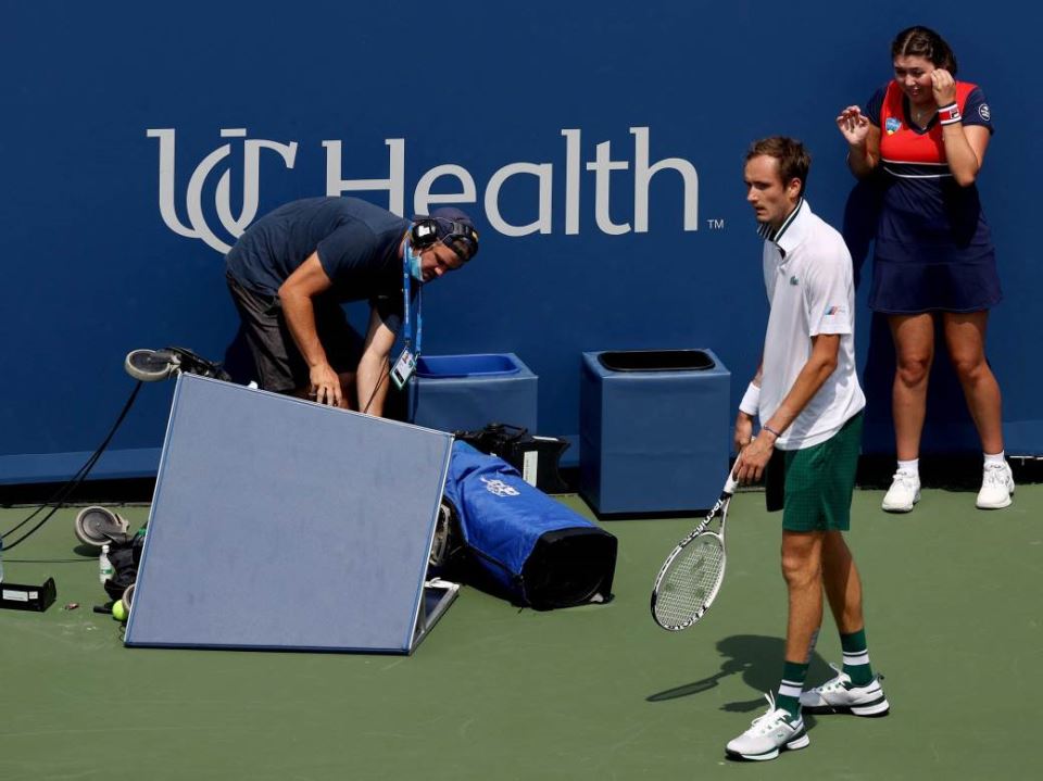 Danil Medvedev udario u kamermana pa šutirao kameru u polufinalu Sinsinatija