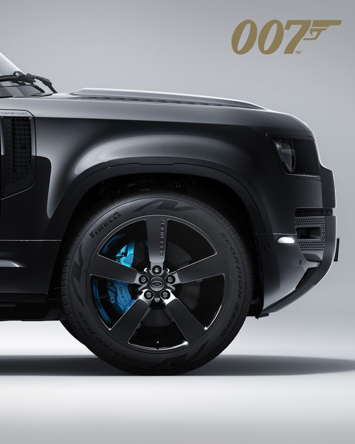 LAND ROVER DEFENDER V8 BOND EDITION (1)