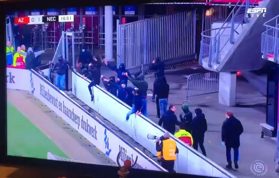 navijači na terenu 1.jpg