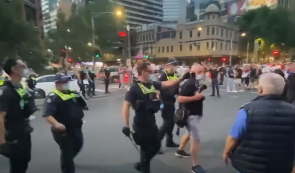 Novak Đoković neredi na ulicama Melburna napustio advokatsku kancelariju