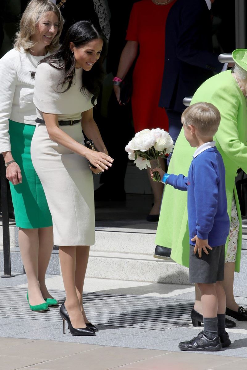 Megan Markl u Givenchy puder roze haljini golih ramena