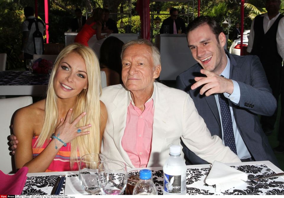 Hju Hefner sa sinom i ženom 0232670509.jpg