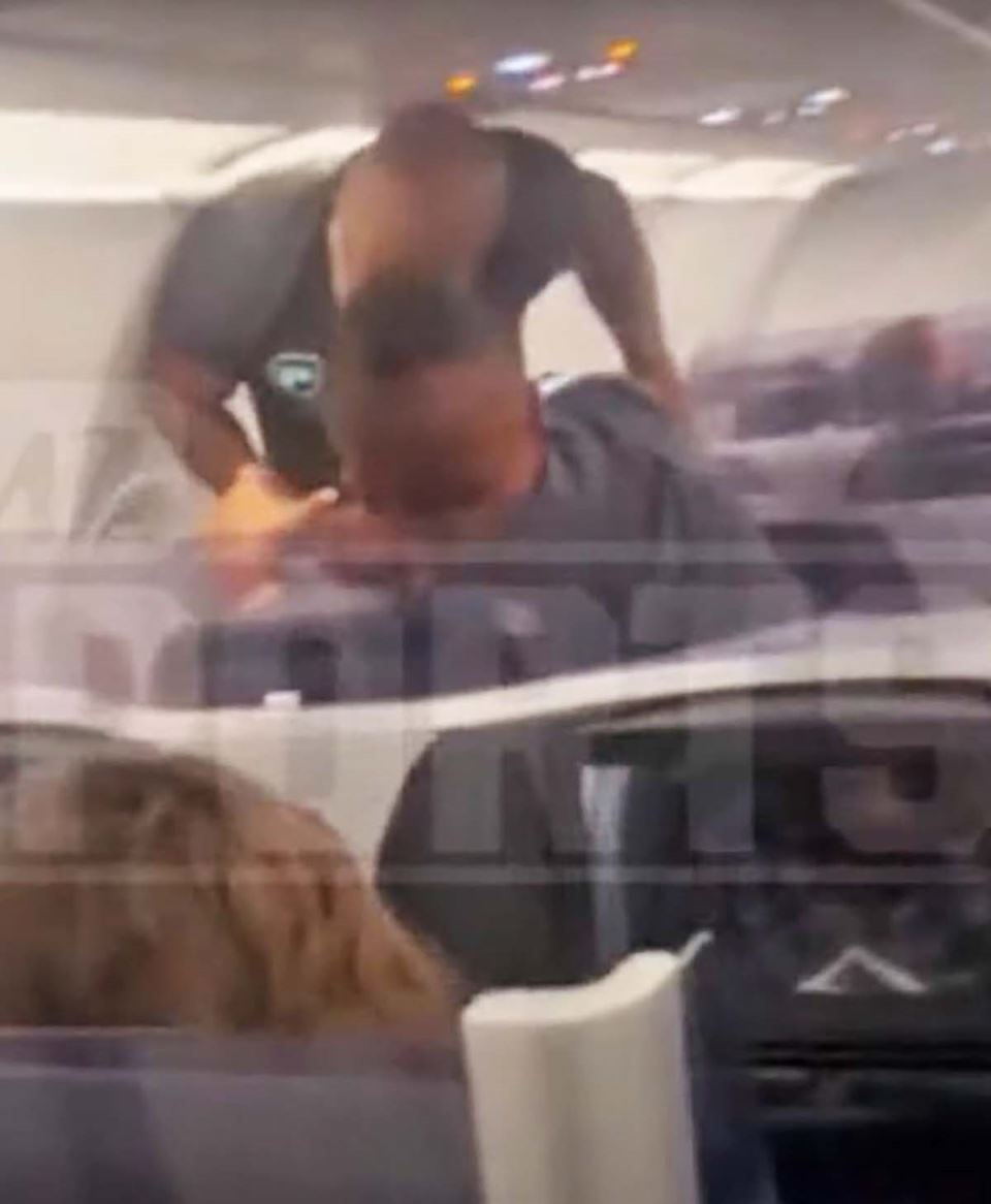 Momak sa Tajsonom u avionu (13).jpg