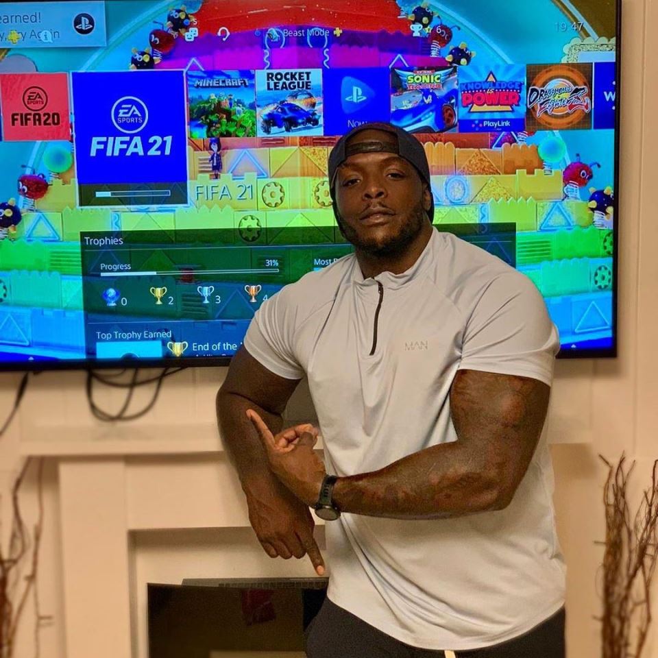 Adebajo Akinfenva se vratio iz penzije