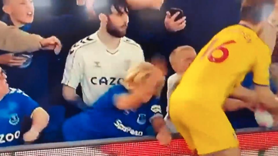 Navijačica Evertona udara fudbalera po zadnjici