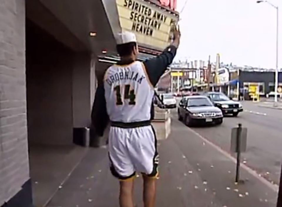 Predrag Drobnjak deli hranu (2).jpg