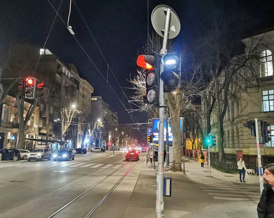 Nepropisno postavljena saobracajna signalizacija (2).JPG