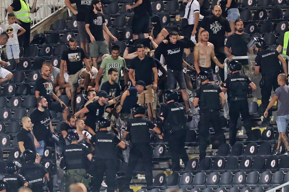 Navijači Partizana skandiraju Uprava napolje