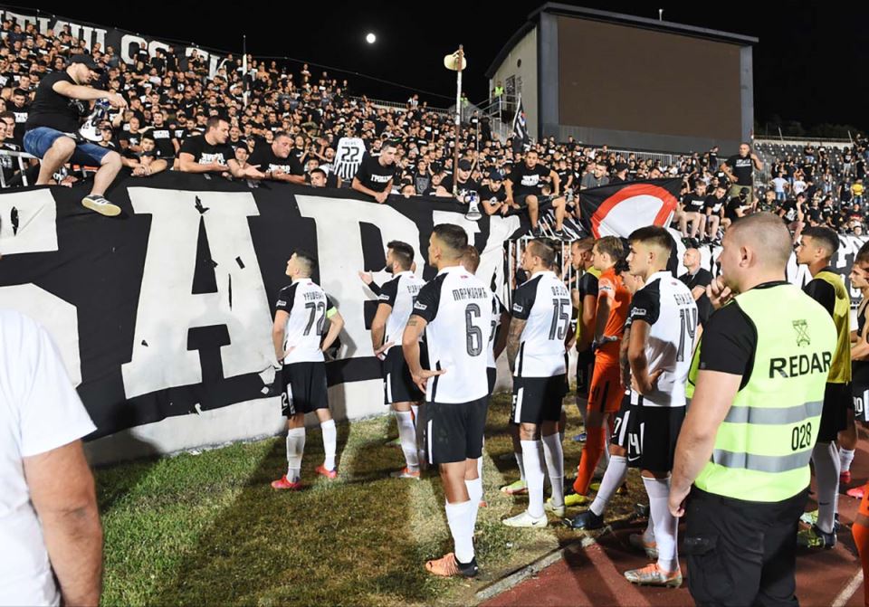 Igraci pred navijacima Partizana (10).jpg