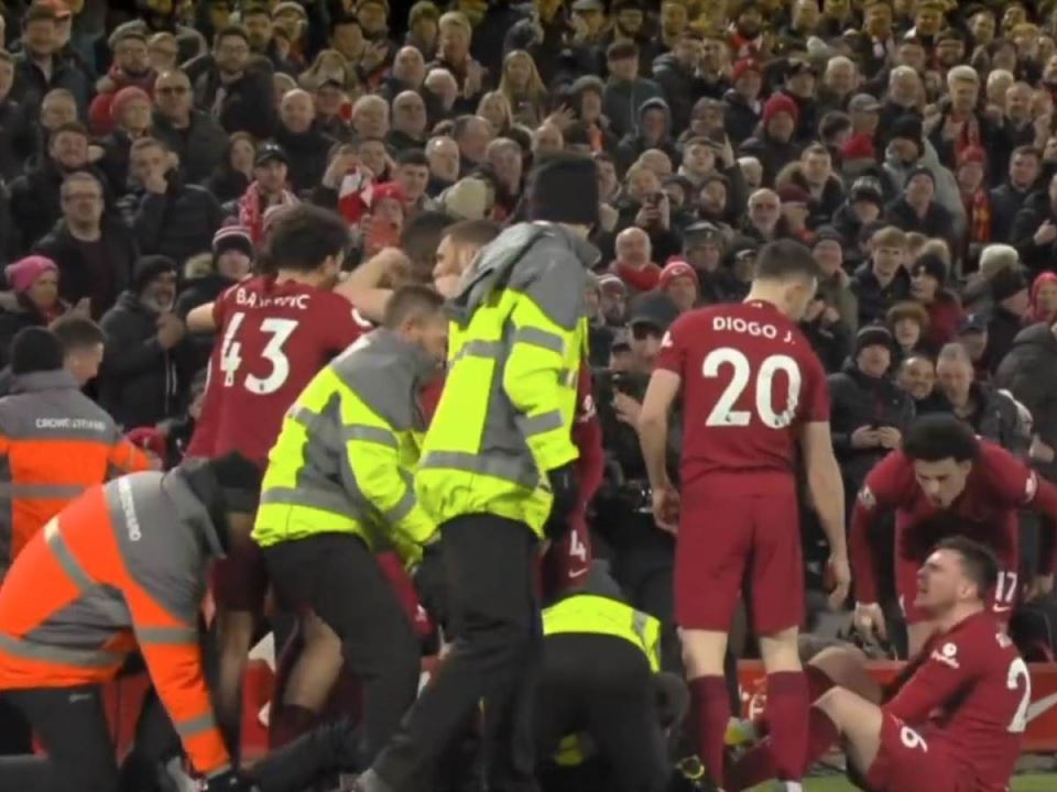 Liverpul pobedio Mančester junajrted, navijač povredio Robertsona video