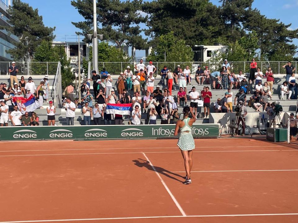 Olga Danilović pobedila na Rolan Garosu i slavila sa navijačima