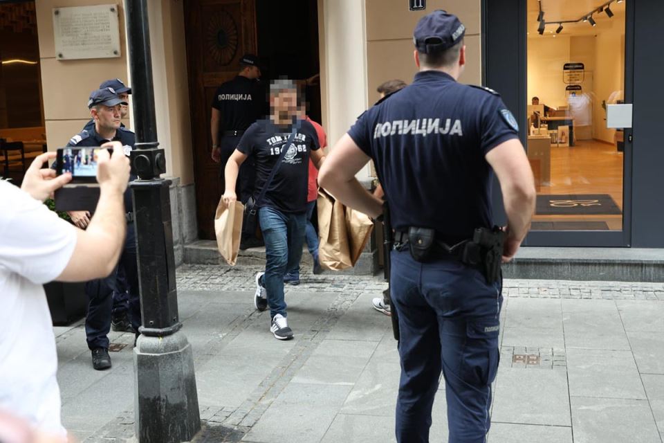 Policija iznosi kese sa dokazima za ubistvo Noe Milivojev