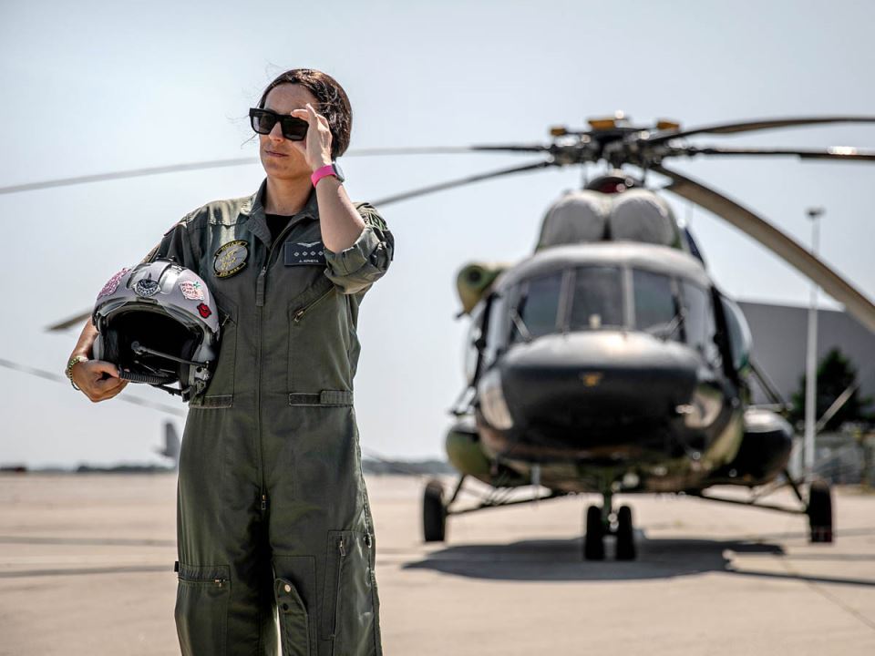 Anja Krneta je prvi ženski vojni pilot helikoptera