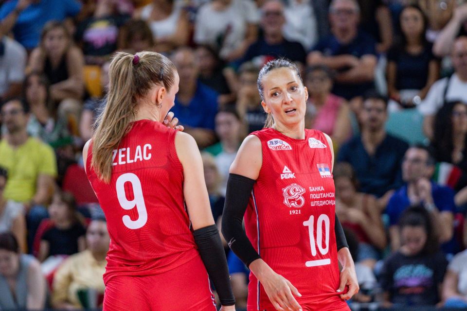 Maja Ognjenović i Aleksandra Uzelac na utakmici Srbije