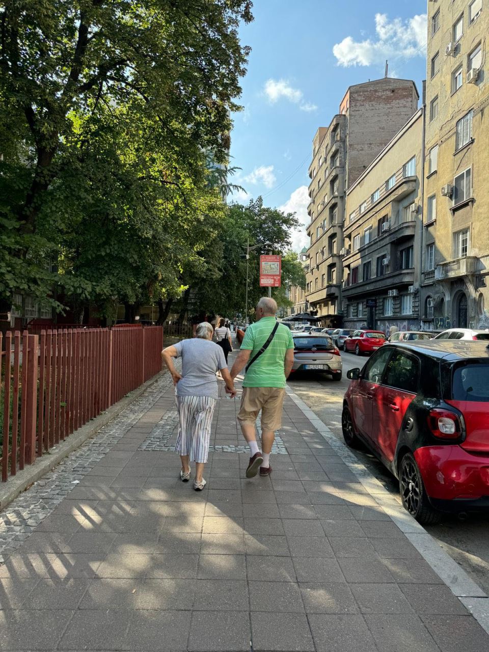 Baka i deka šetaju Beogradom (2).jpg