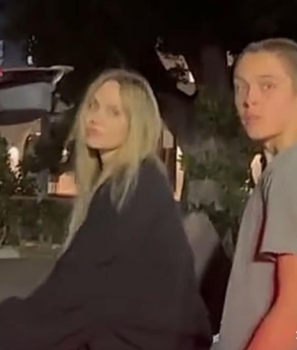 Snimak Anđeline Džoli kako sa sinom pomaže ljudima u Los Anđelesu