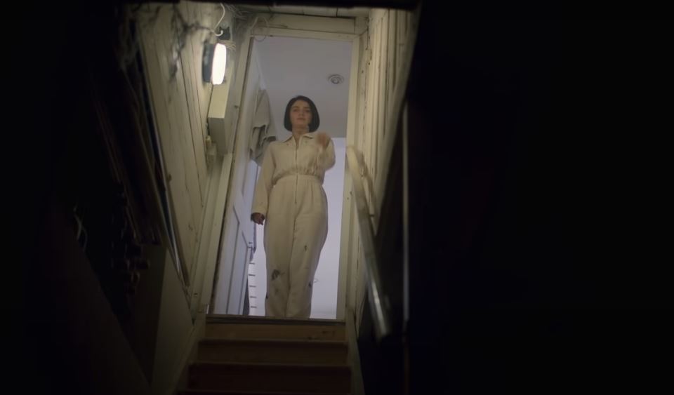 Behind Her Eyes, scene