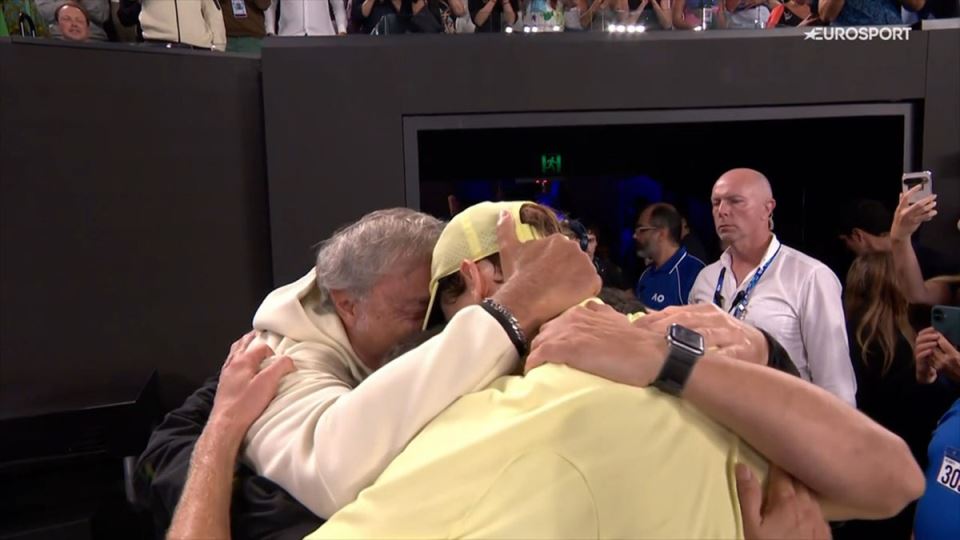 Janik Siner grli trenere koje je ukrao Novaku Đokoviću (2).jpg