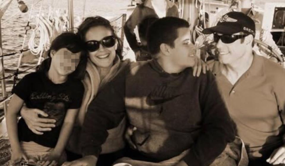 Džon Travolta sa pokojnim sinom ćerkom i ženom.jpg